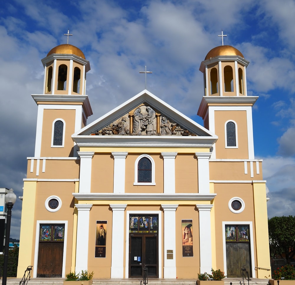 une église avec deux tours et une croix au sommet