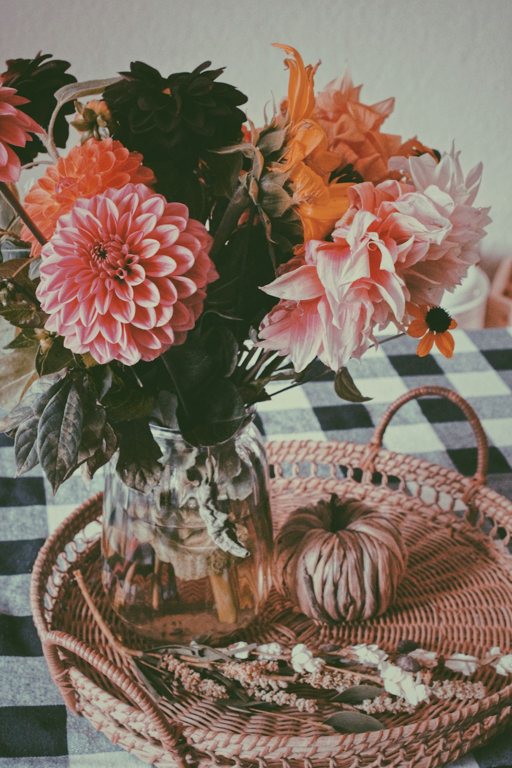 Un jarrón lleno de flores sentado encima de una mesa