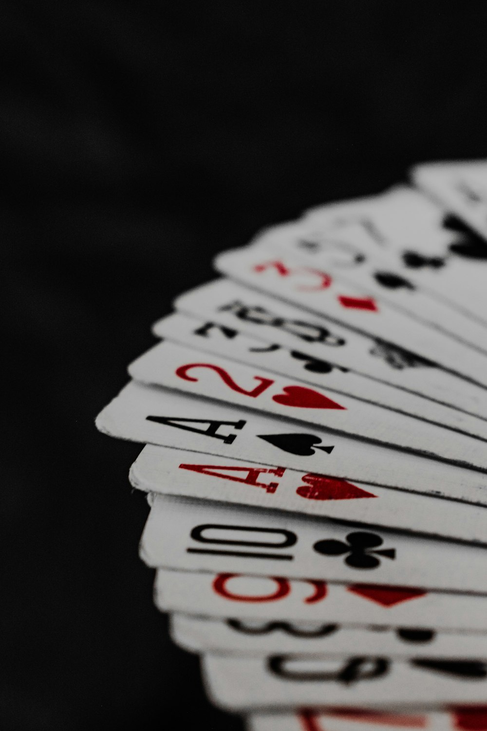 uma pilha de cartas de baralho sentadas umas sobre as outras