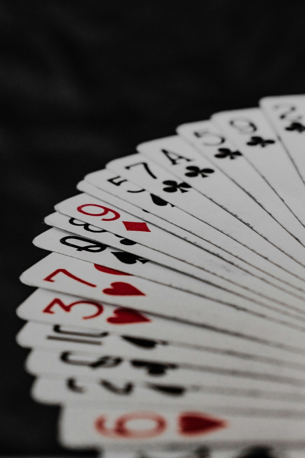 um close up de uma carta de baralho em uma mesa
