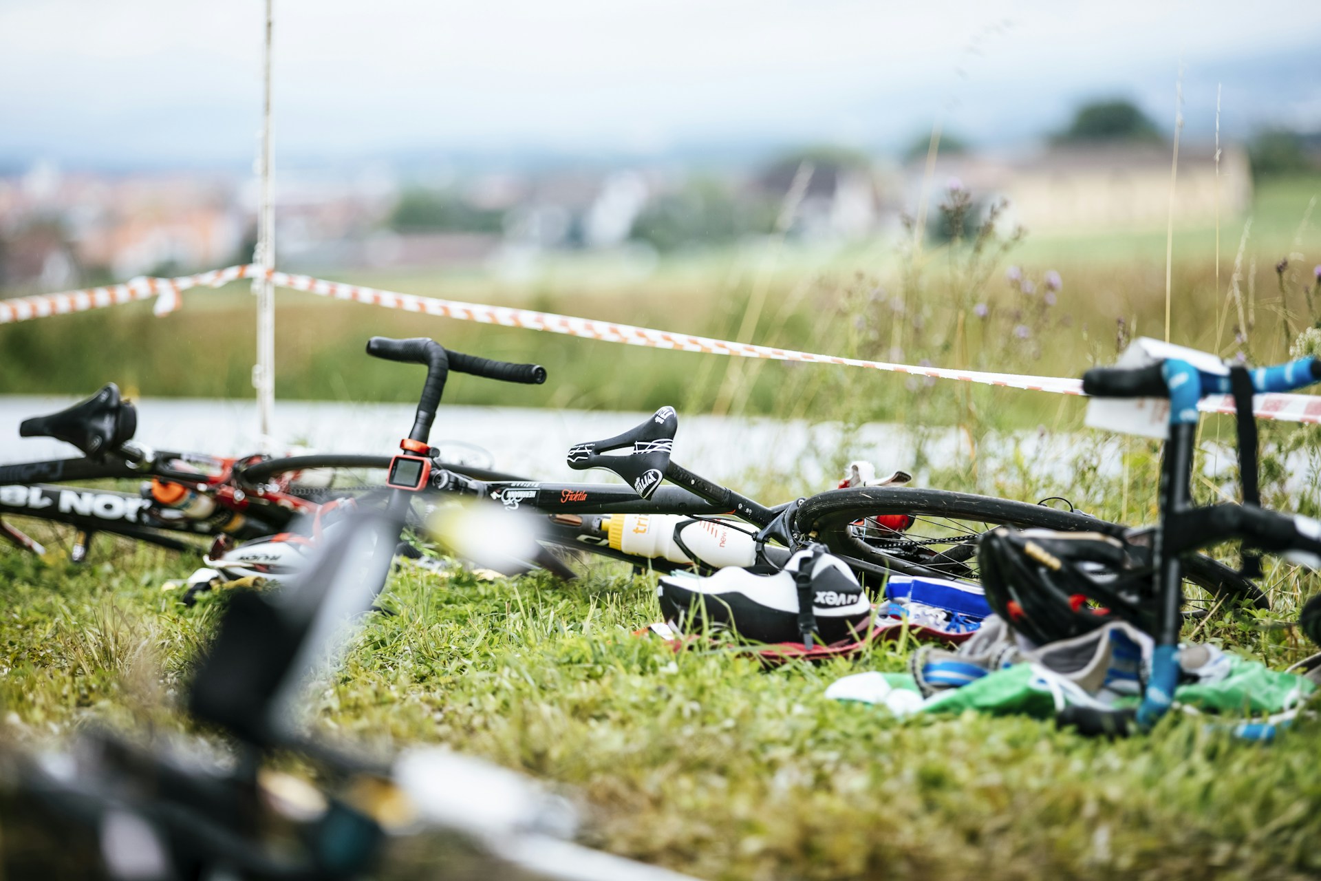 a bunch of bikes that are sitting in the grass