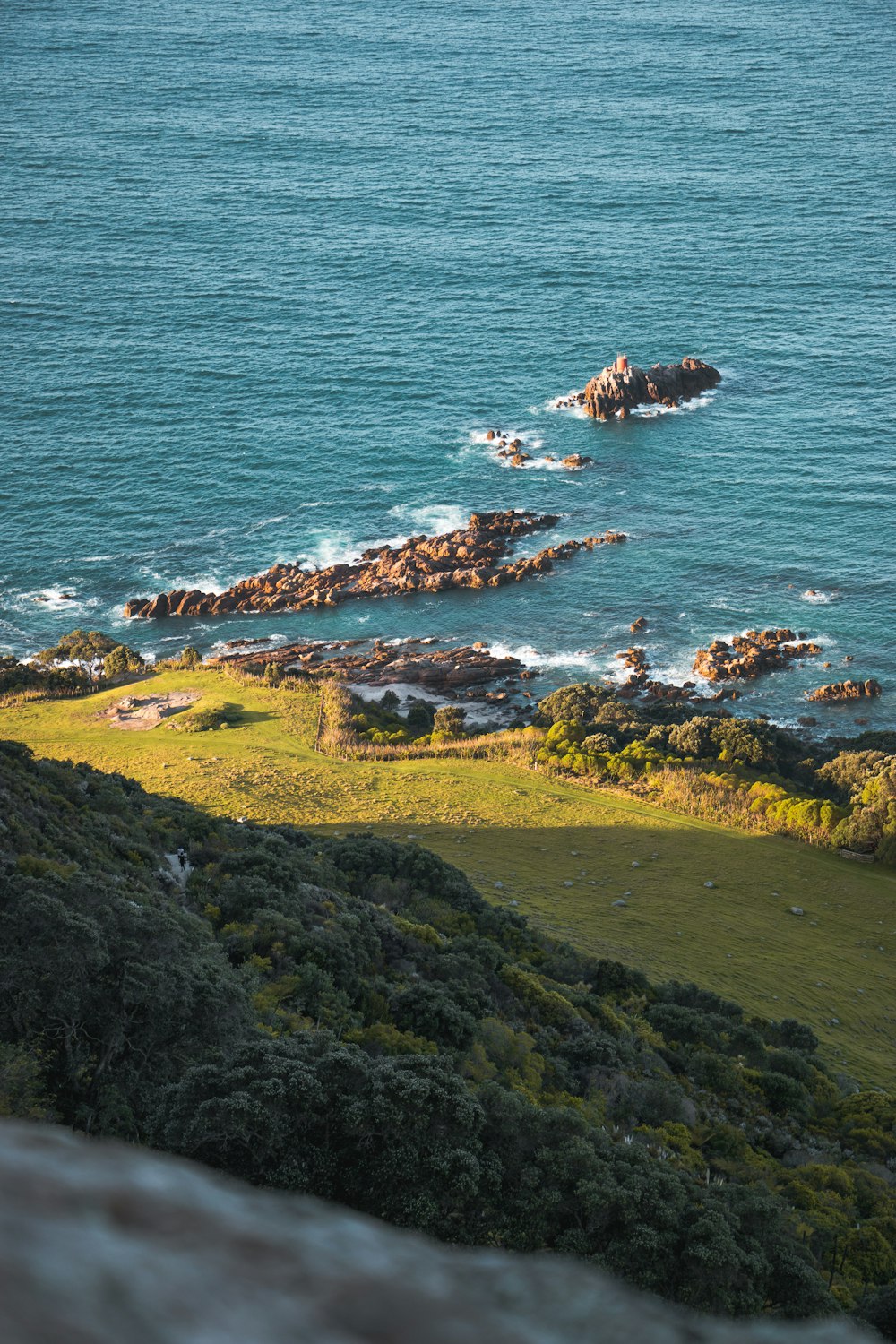 una vista di uno specchio d'acqua da una collina