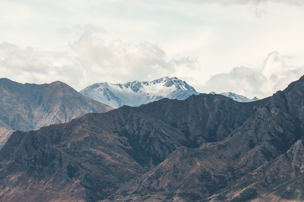 Una catena montuosa con montagne innevate sullo sfondo