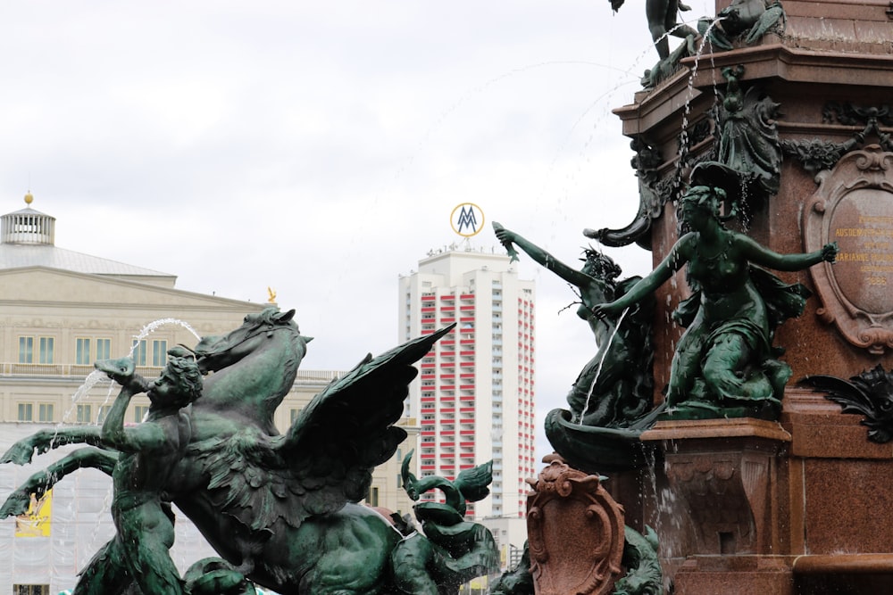 Una estatua de un hombre montando a caballo junto a una torre del reloj