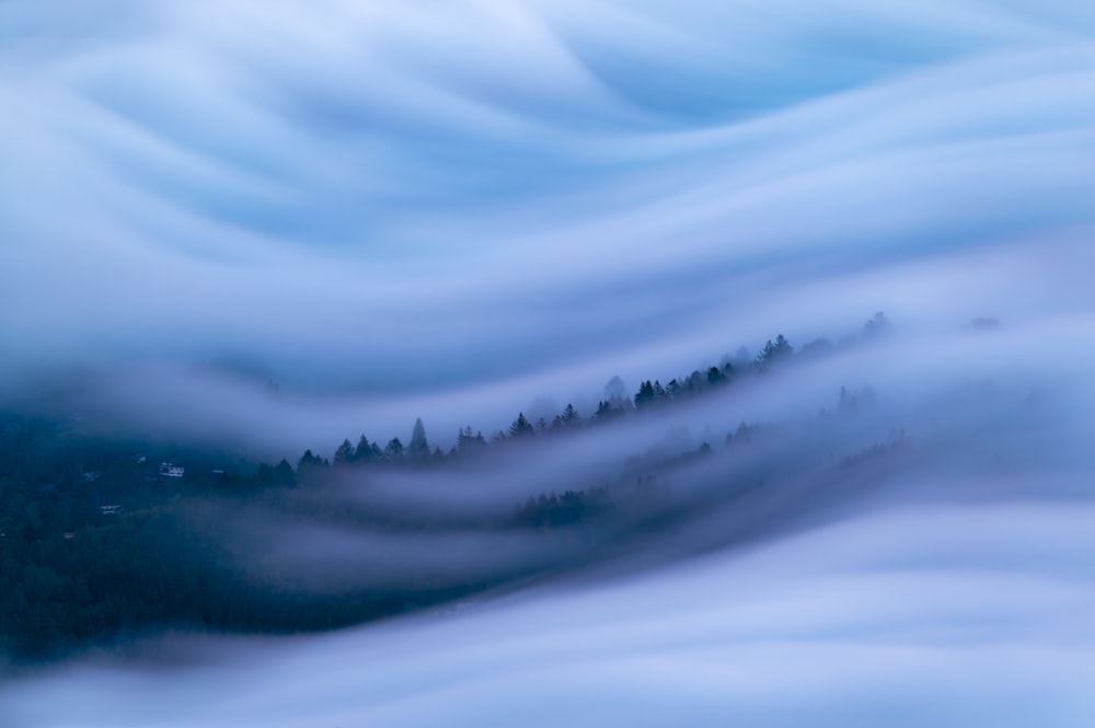 Una foto sfocata di una montagna coperta di nuvole