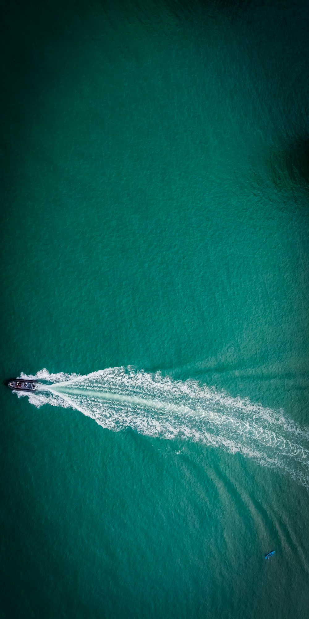 a boat is traveling across the water in the ocean