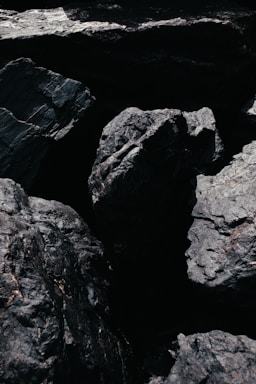 a bunch of rocks that are on the ground