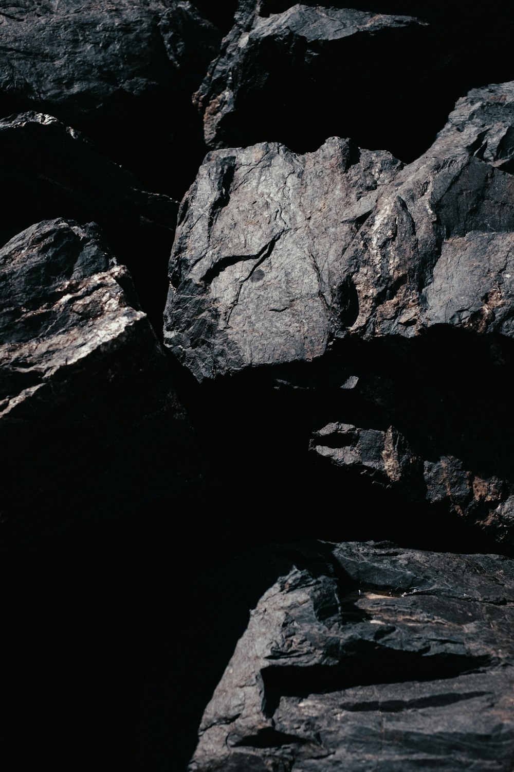 uma foto em preto e branco de algumas rochas