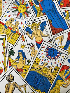Jean- Tarot de Marseille étalé sur une table