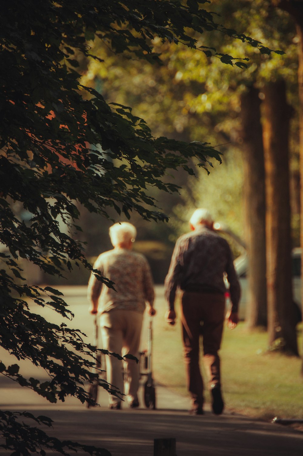 Un homme et une femme marchant sur un trottoir
