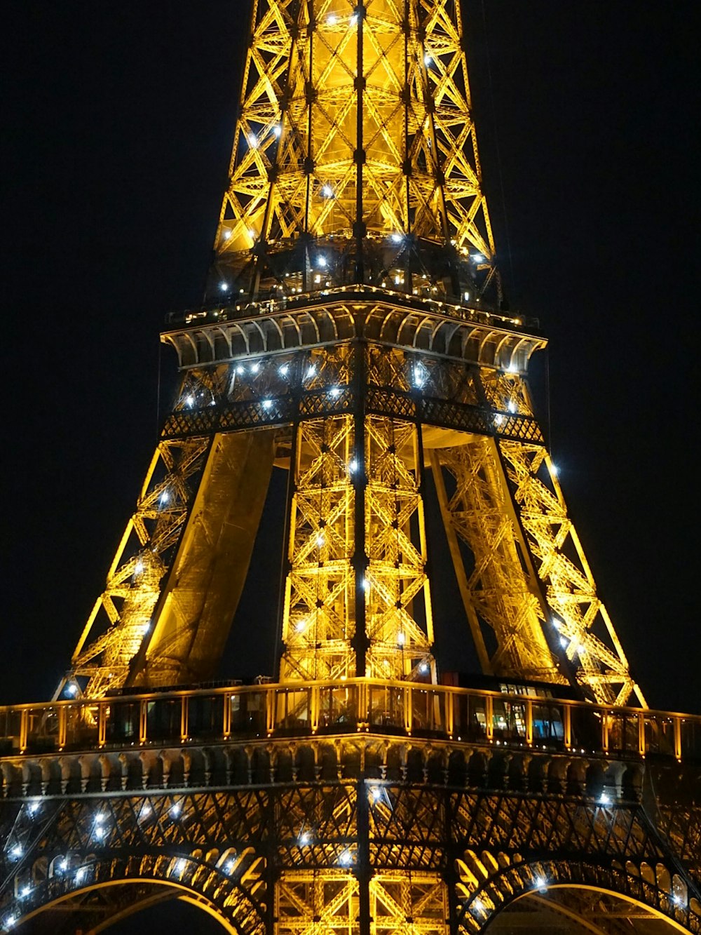 The eiffel tower is lit up at night photo – Free France Image on Unsplash