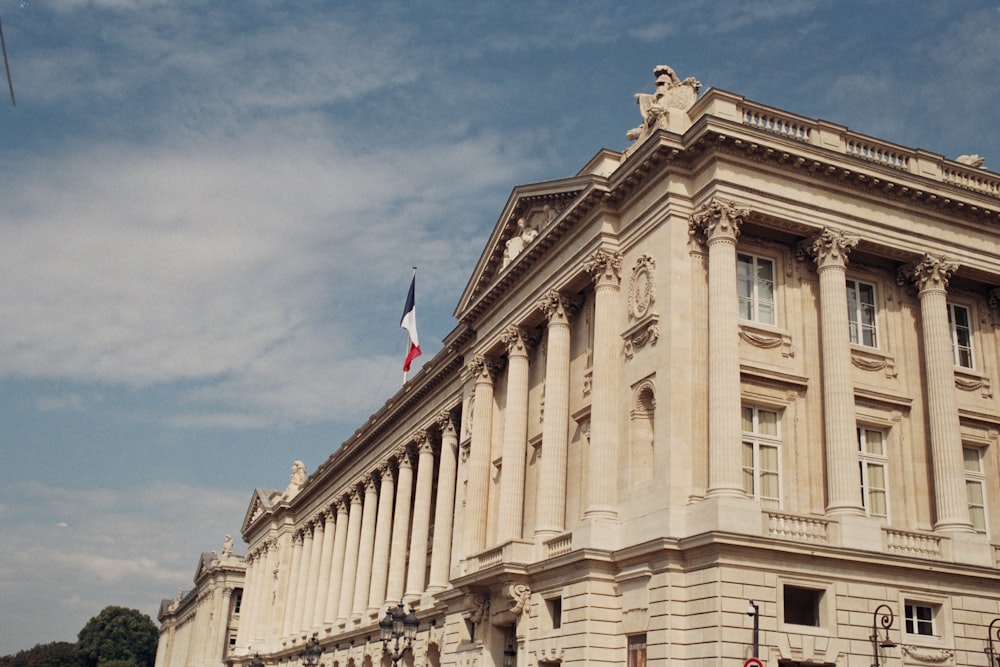 Un gran edificio con una bandera en la parte superior