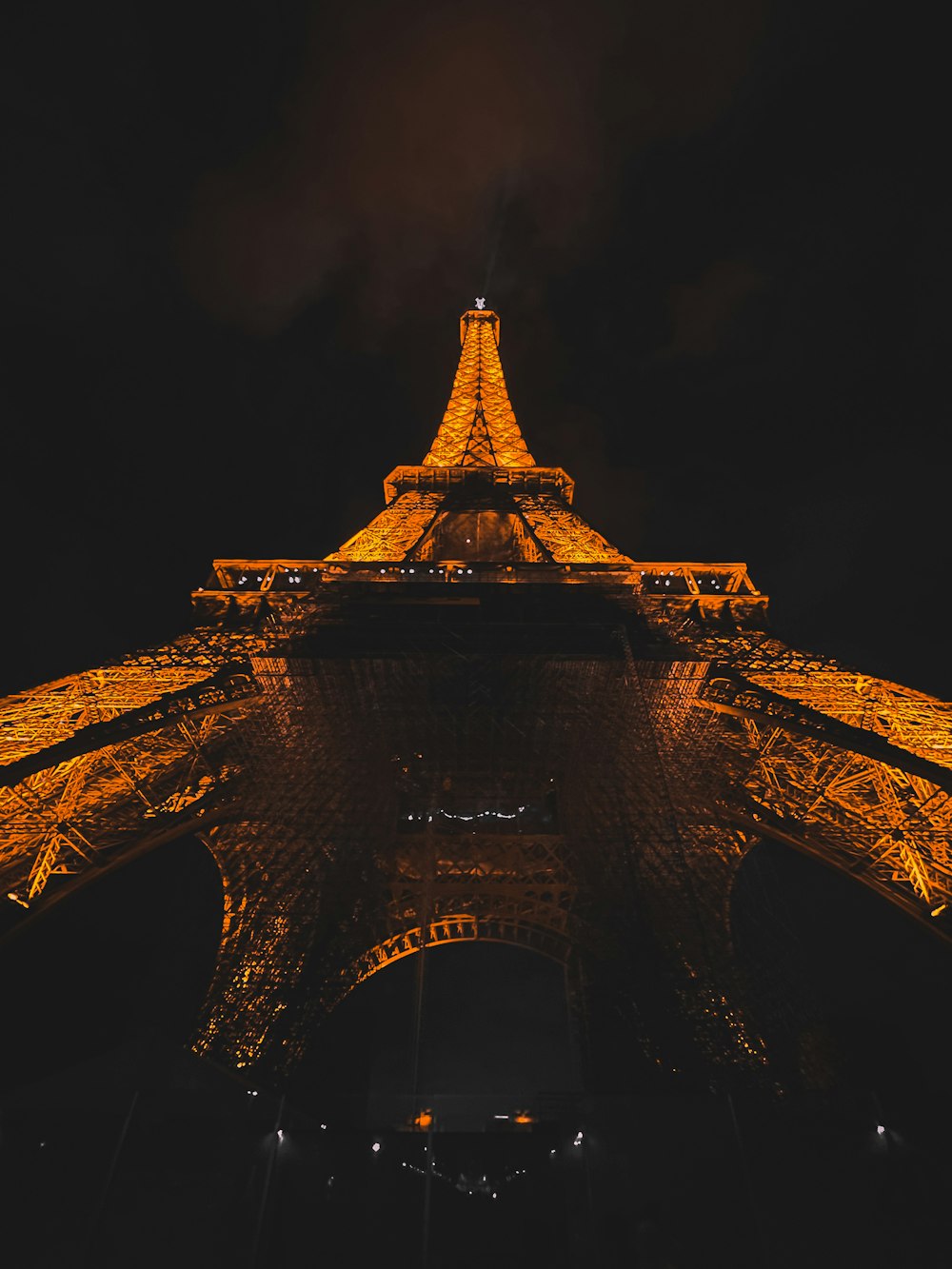 the eiffel tower lit up at night