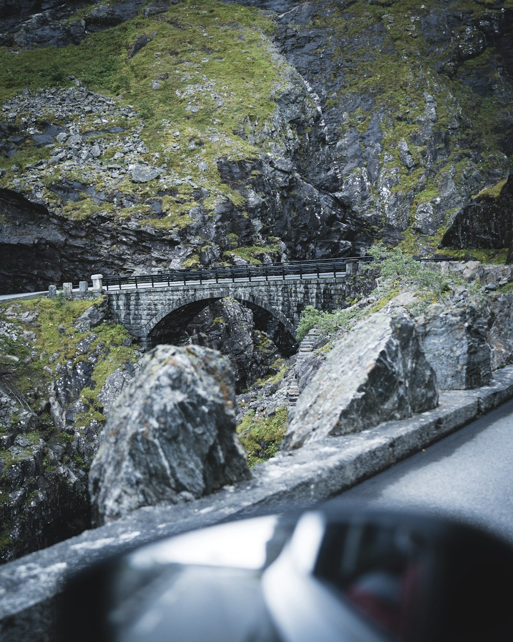 Un'auto che percorre una strada vicino a un ponte