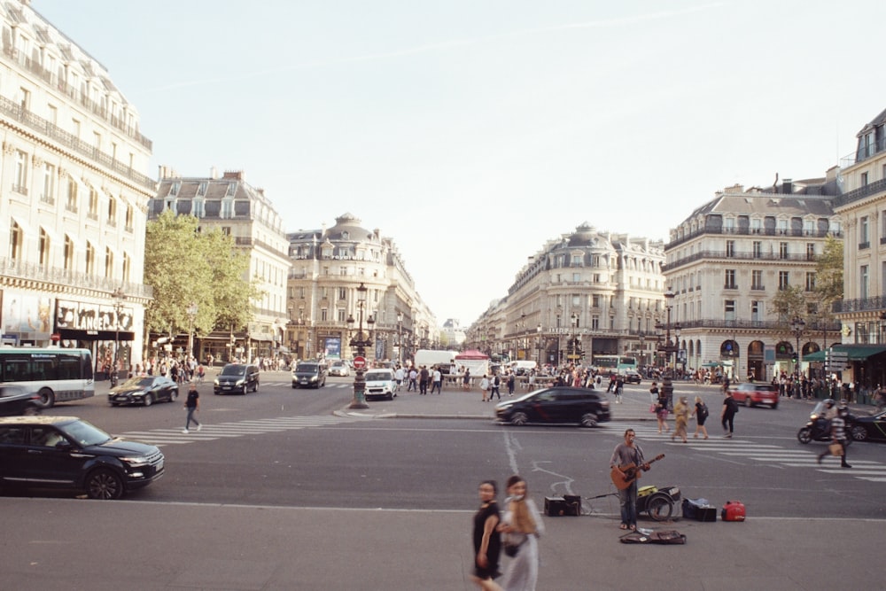 a busy city street filled with lots of traffic