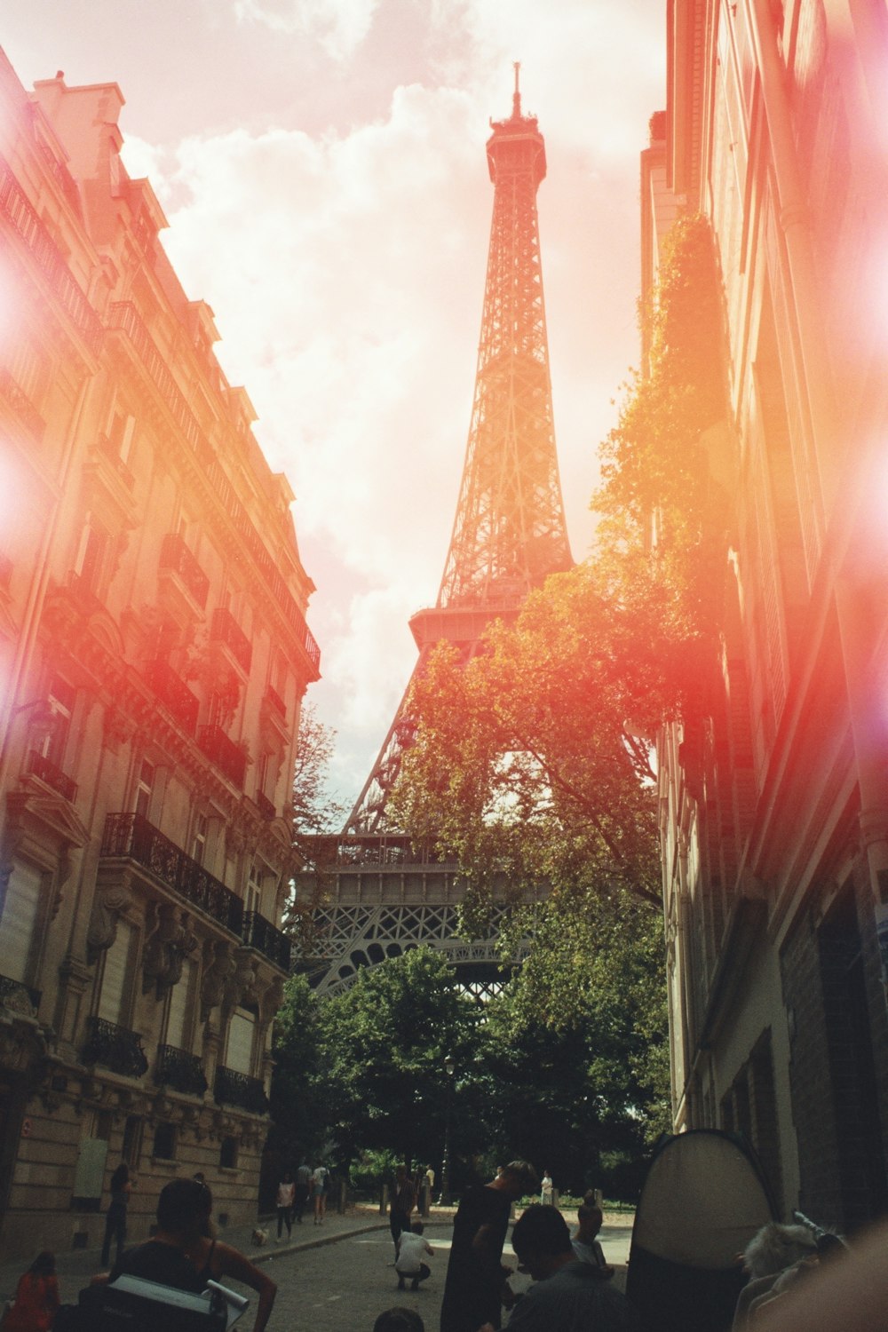 파리 시내 위로 우뚝 솟은 에펠탑