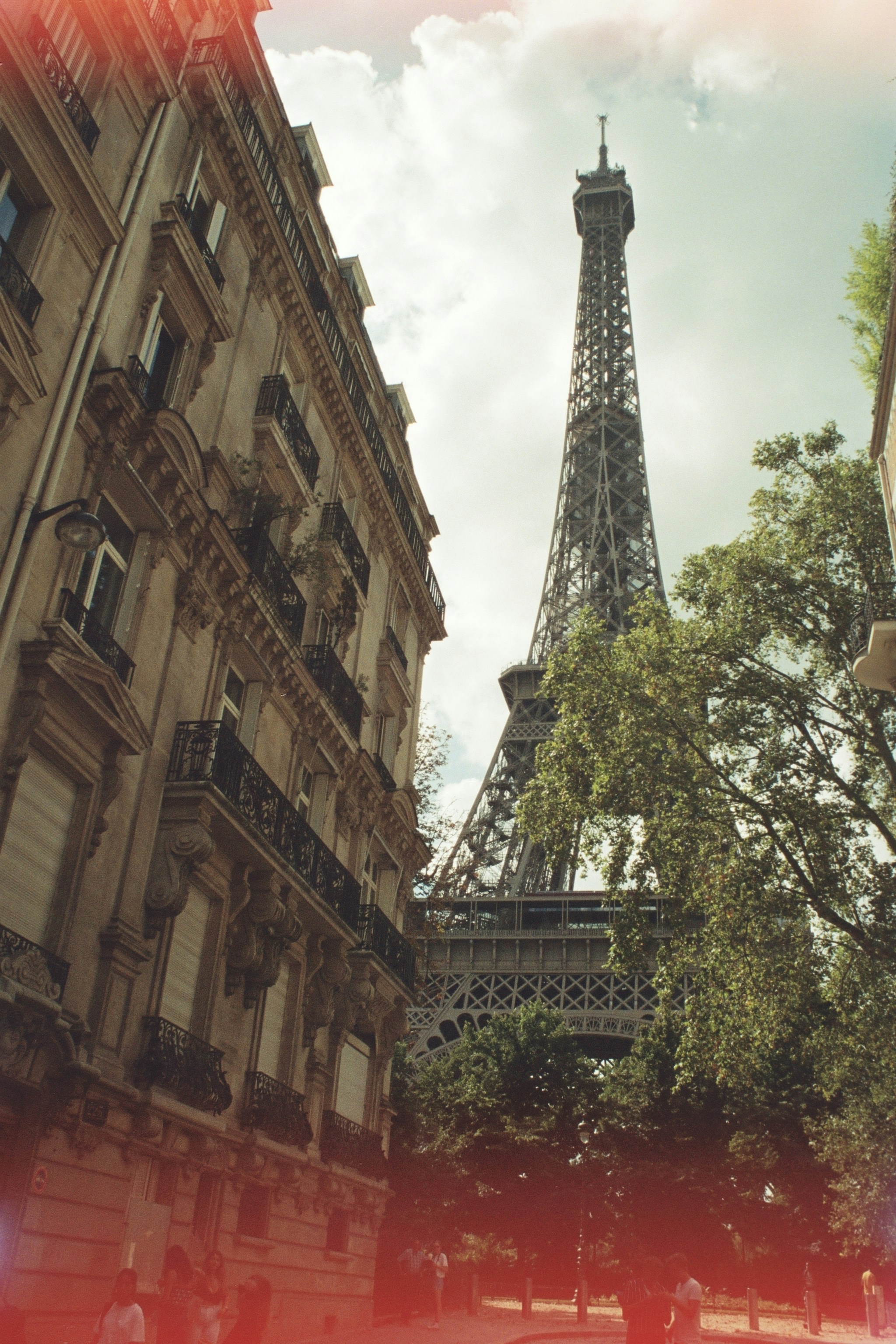 A torre eiffel que se eleva sobre a cidade de paris foto – Imagem grátis  sobre Papel de parede na Unsplash, image size:3000x4500