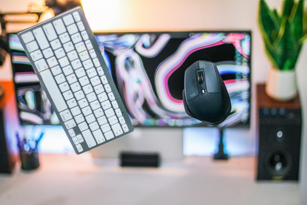 机の上のコンピューターのキーボードとマウス