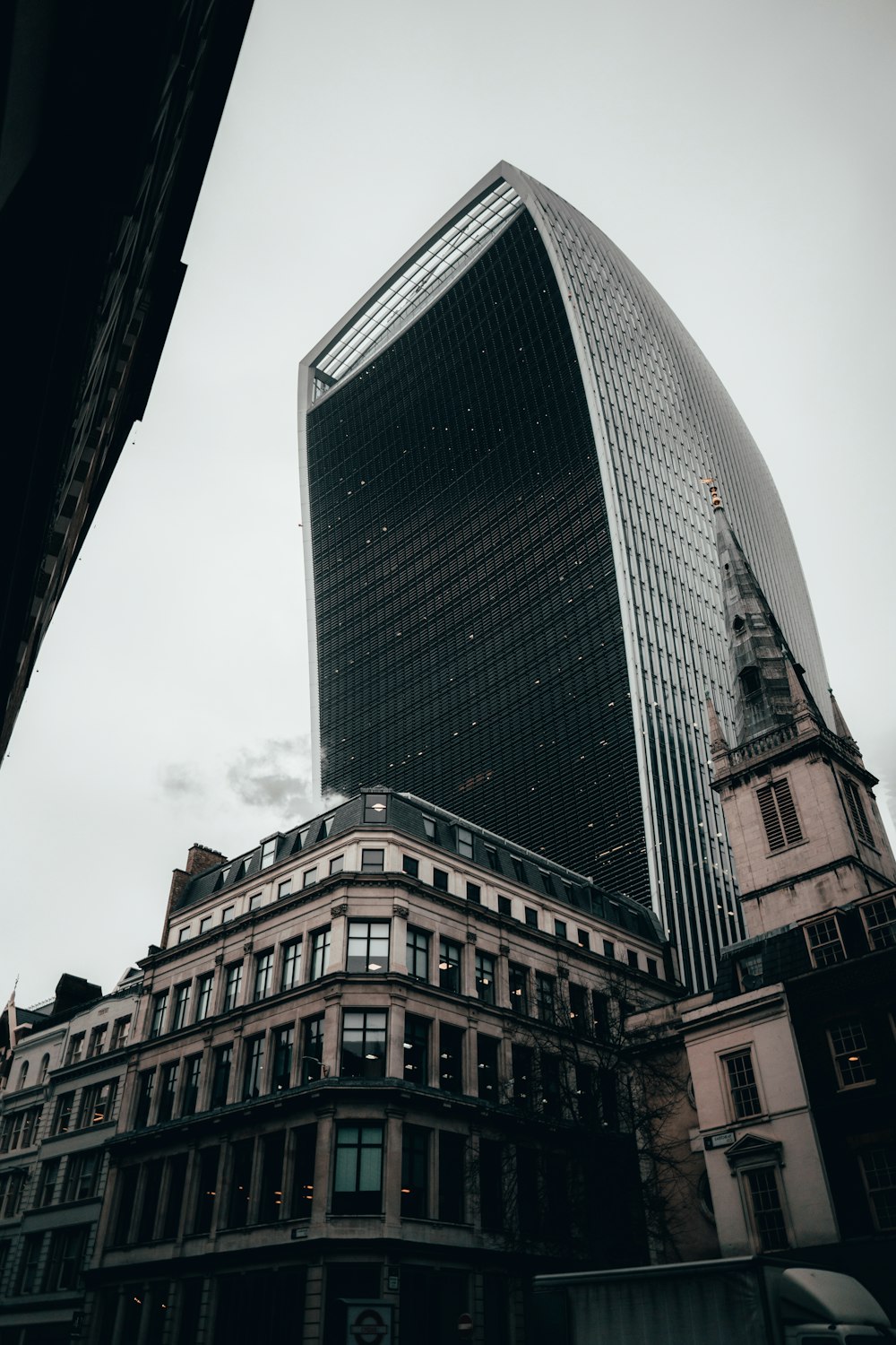 a very tall building sitting in the middle of a city