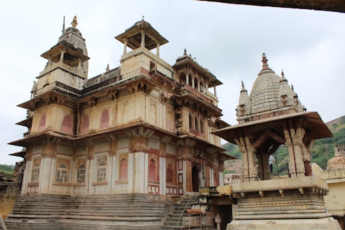 A vibrant 360° virtual tour of a historic Srinagar government building, highlighting intricate architecture.