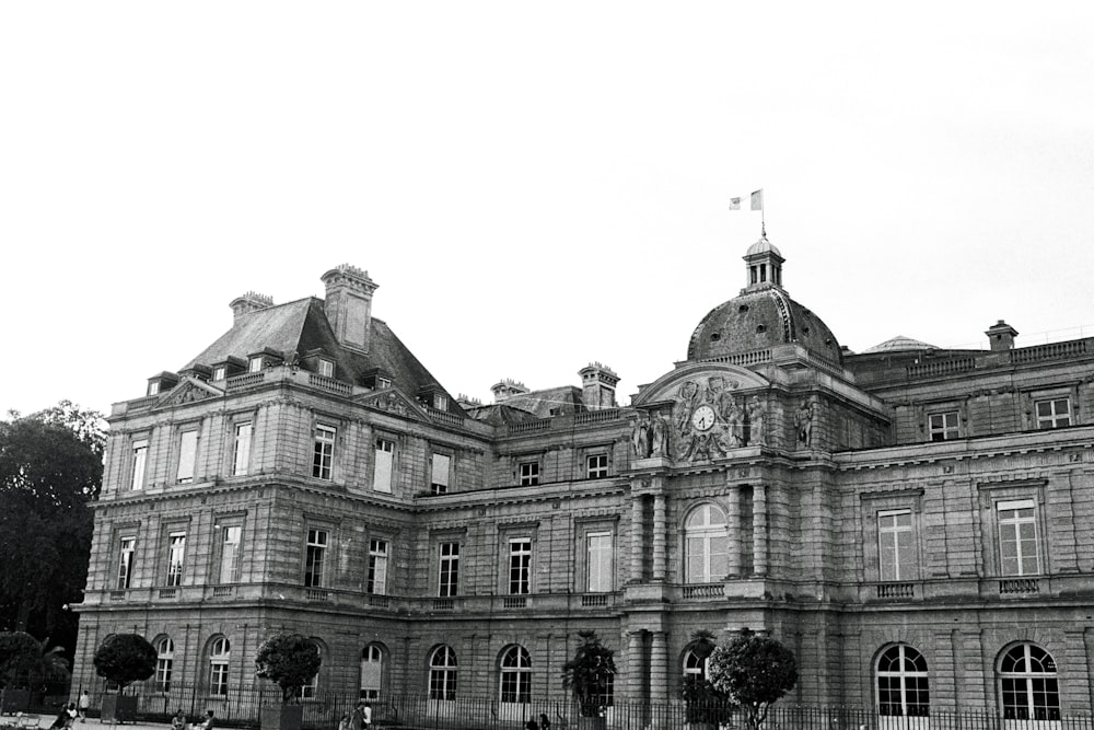 a black and white photo of a large building