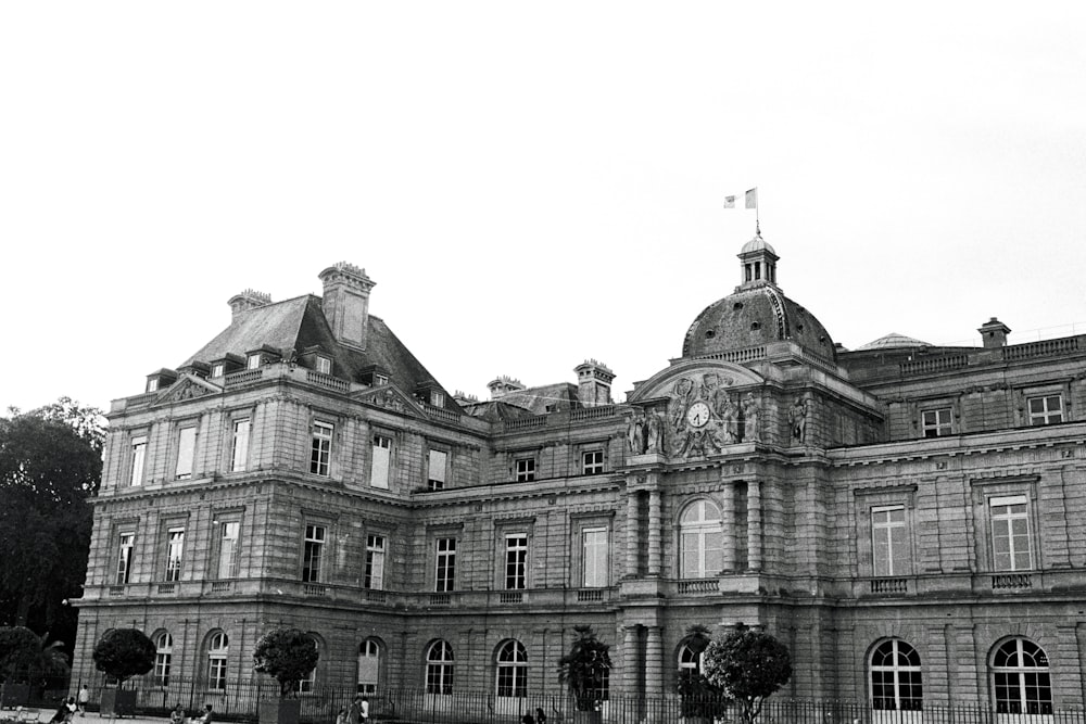 큰 건물의 흑백 사진