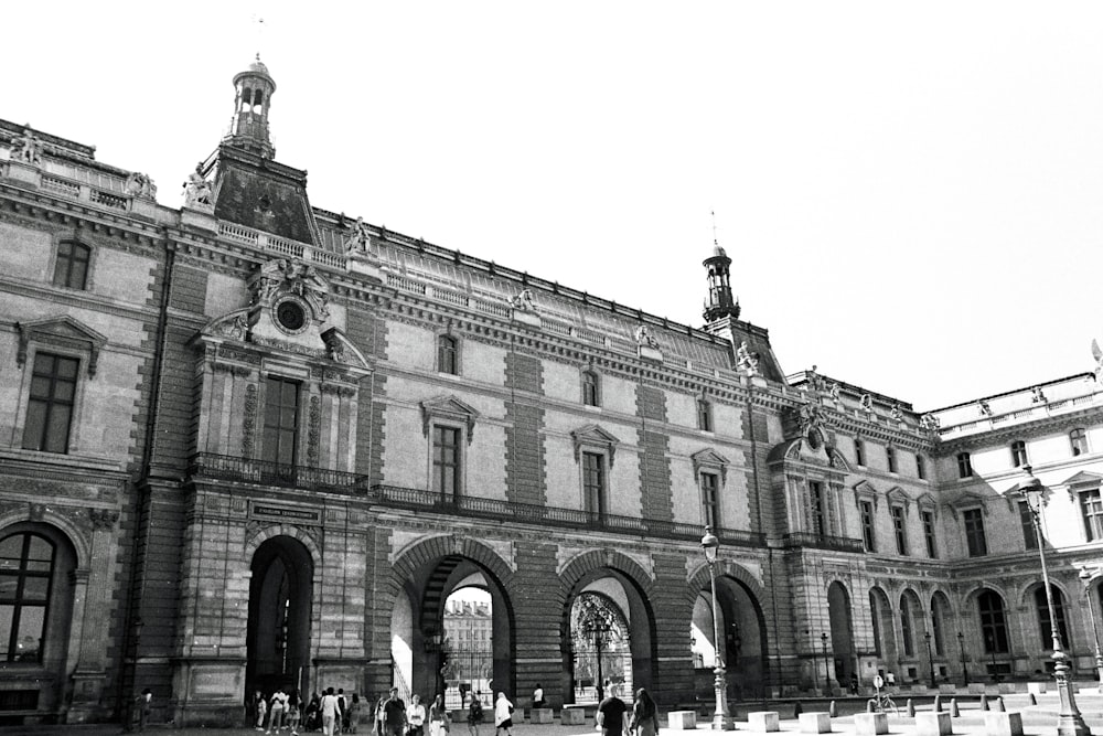 Una foto in bianco e nero di un grande edificio