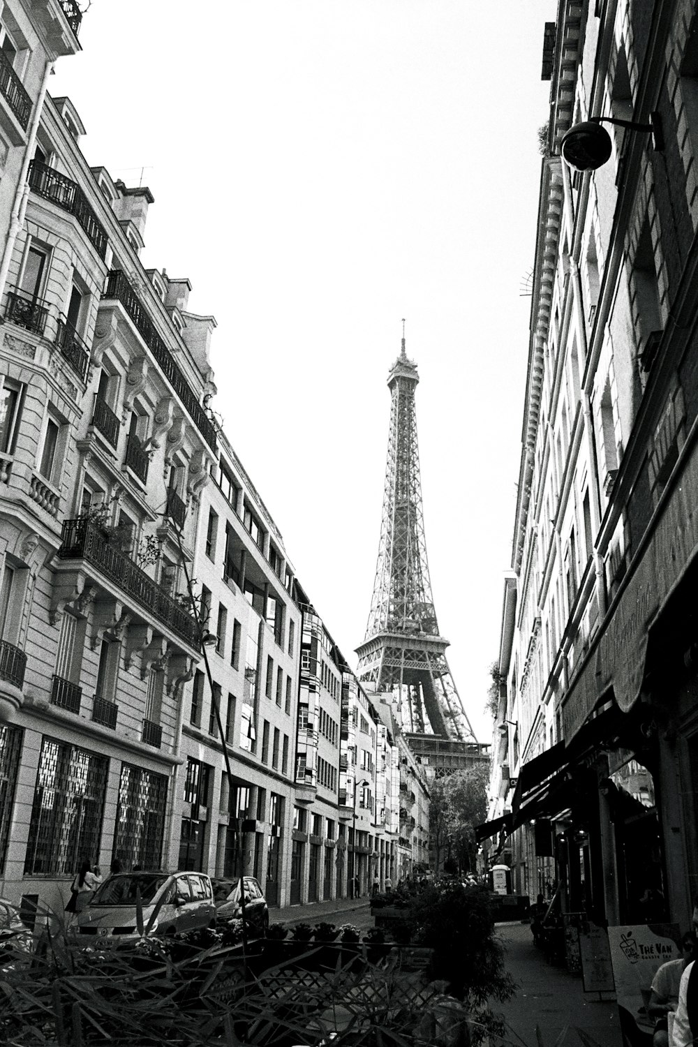 a black and white photo of the eiffel tower