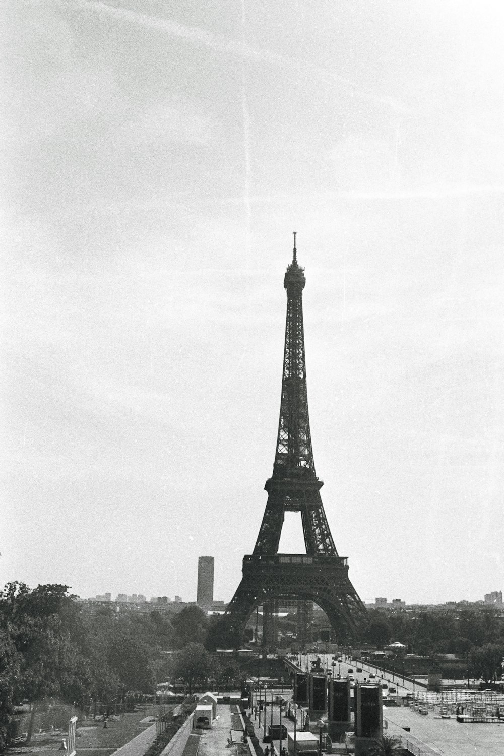 エッフェル塔の白黒写真