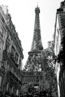 a black and white photo of the eiffel tower