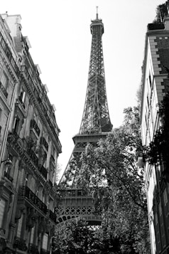 a black and white photo of the eiffel tower
