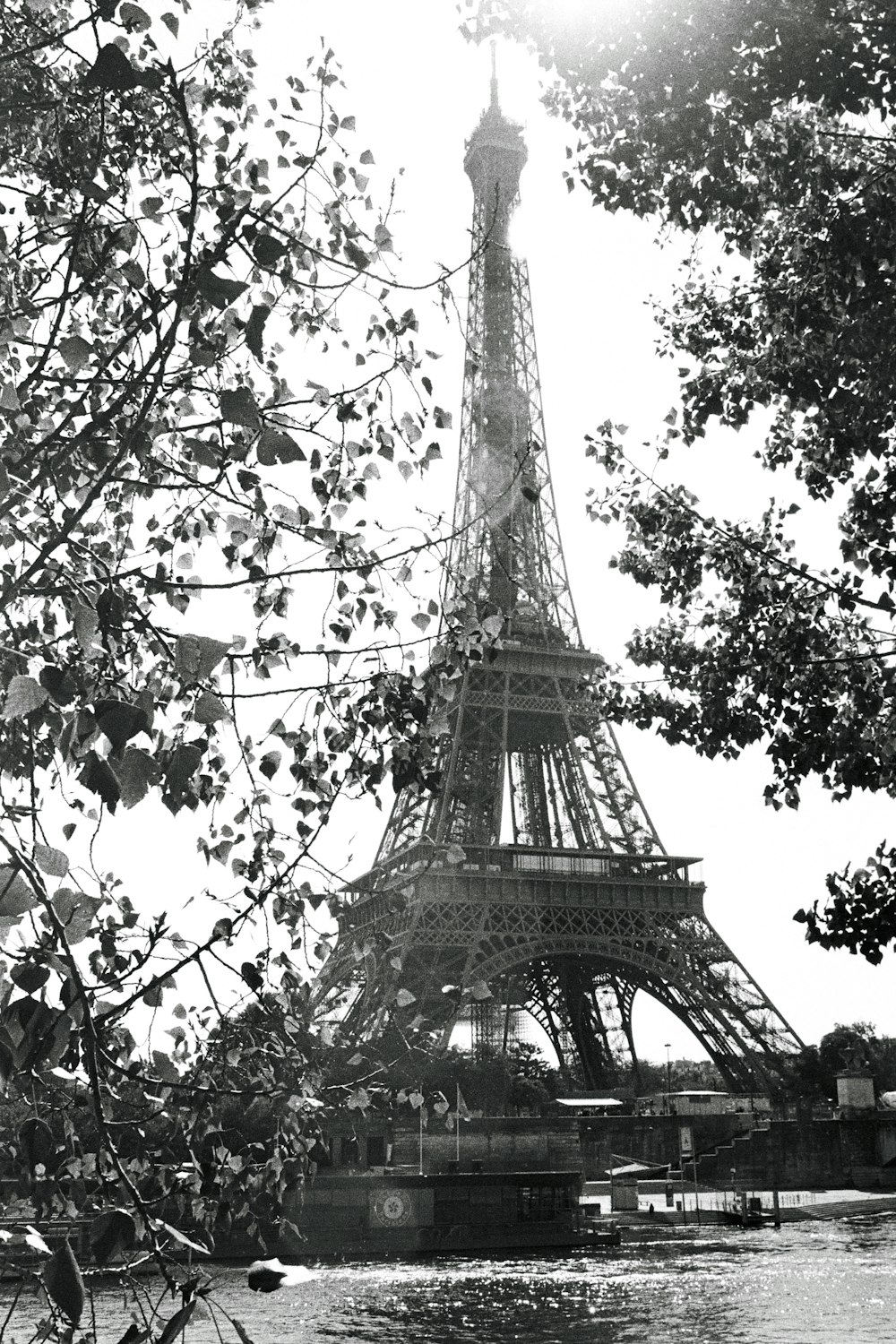 a black and white photo of the eiffel tower