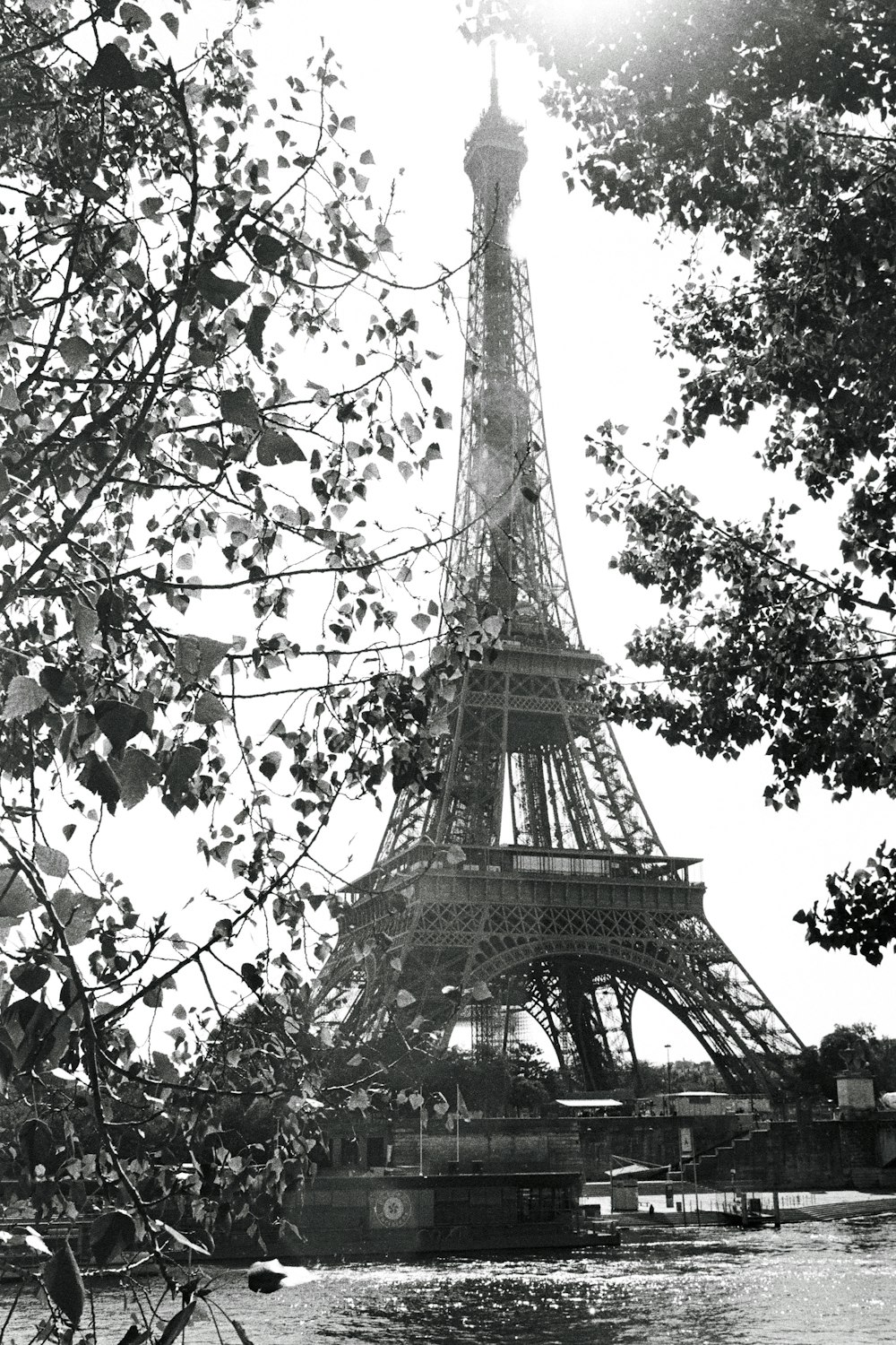 エッフェル塔の白黒写真
