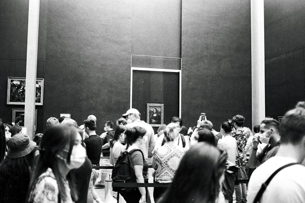 ein Schwarz-Weiß-Foto einer Menschenmenge