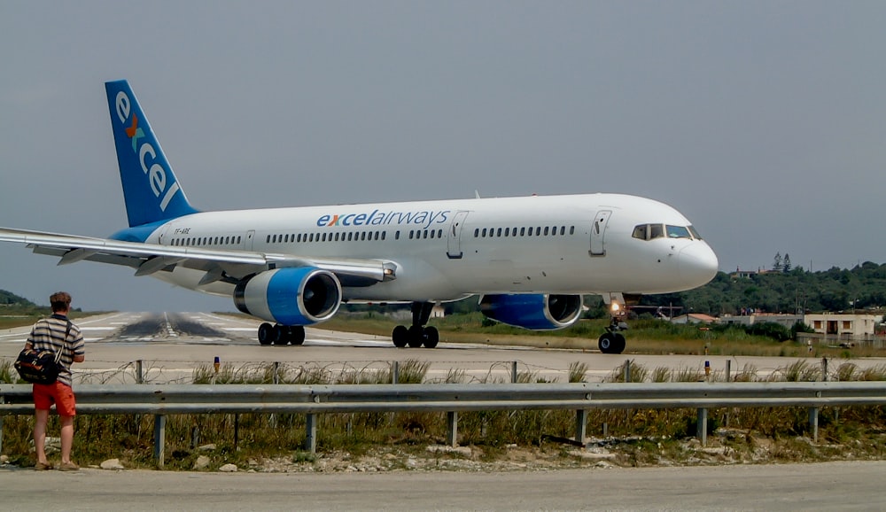 공항 활주로 위에 앉아 있는 대형 제트 여객기