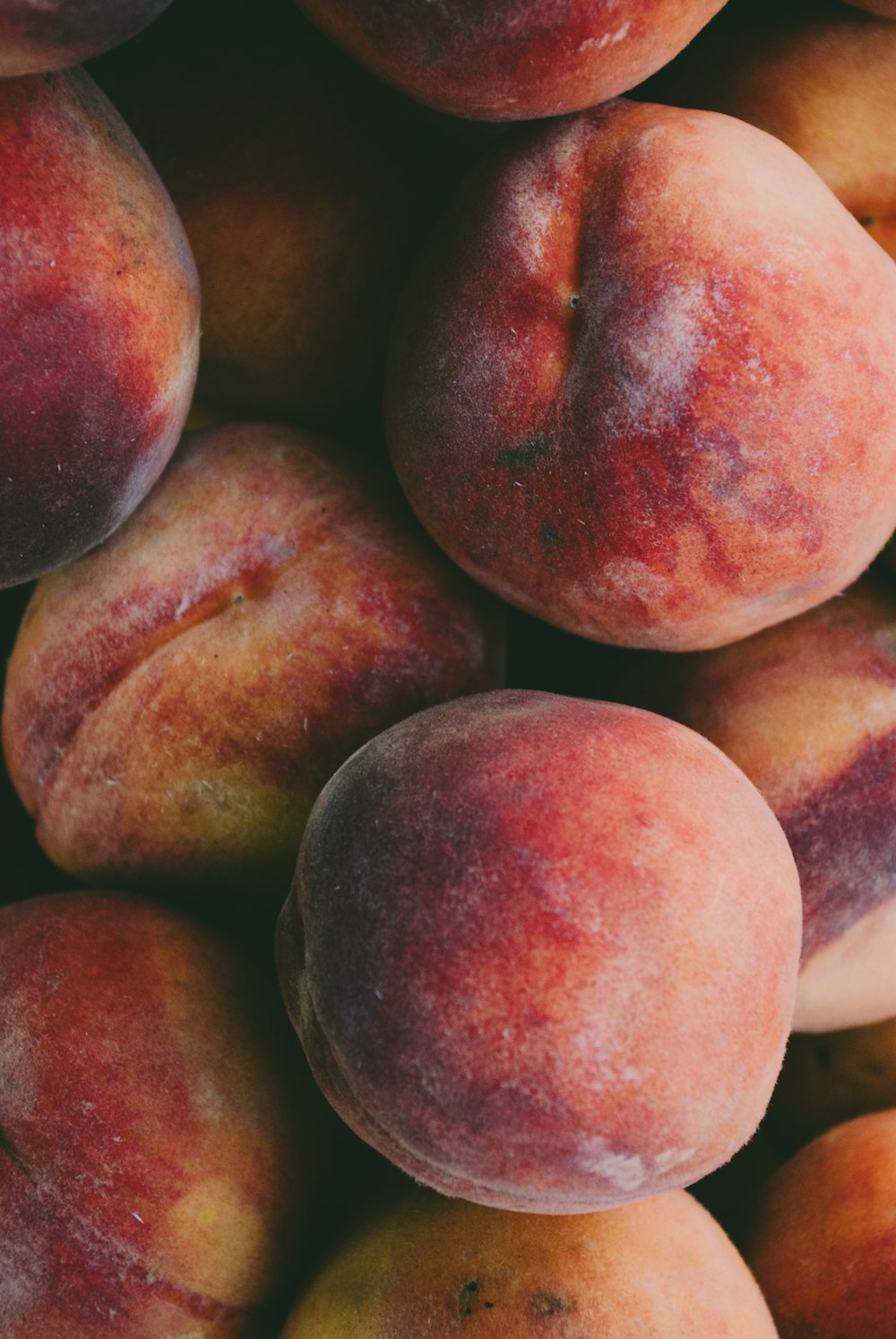 a pile of peaches sitting on top of each other