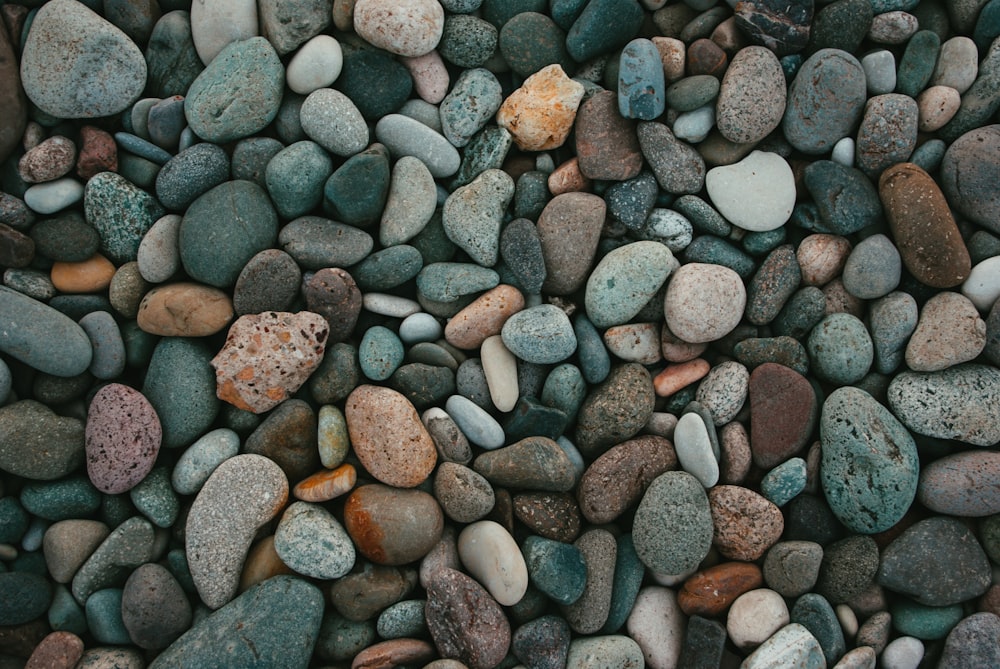 a bunch of rocks that are next to each other