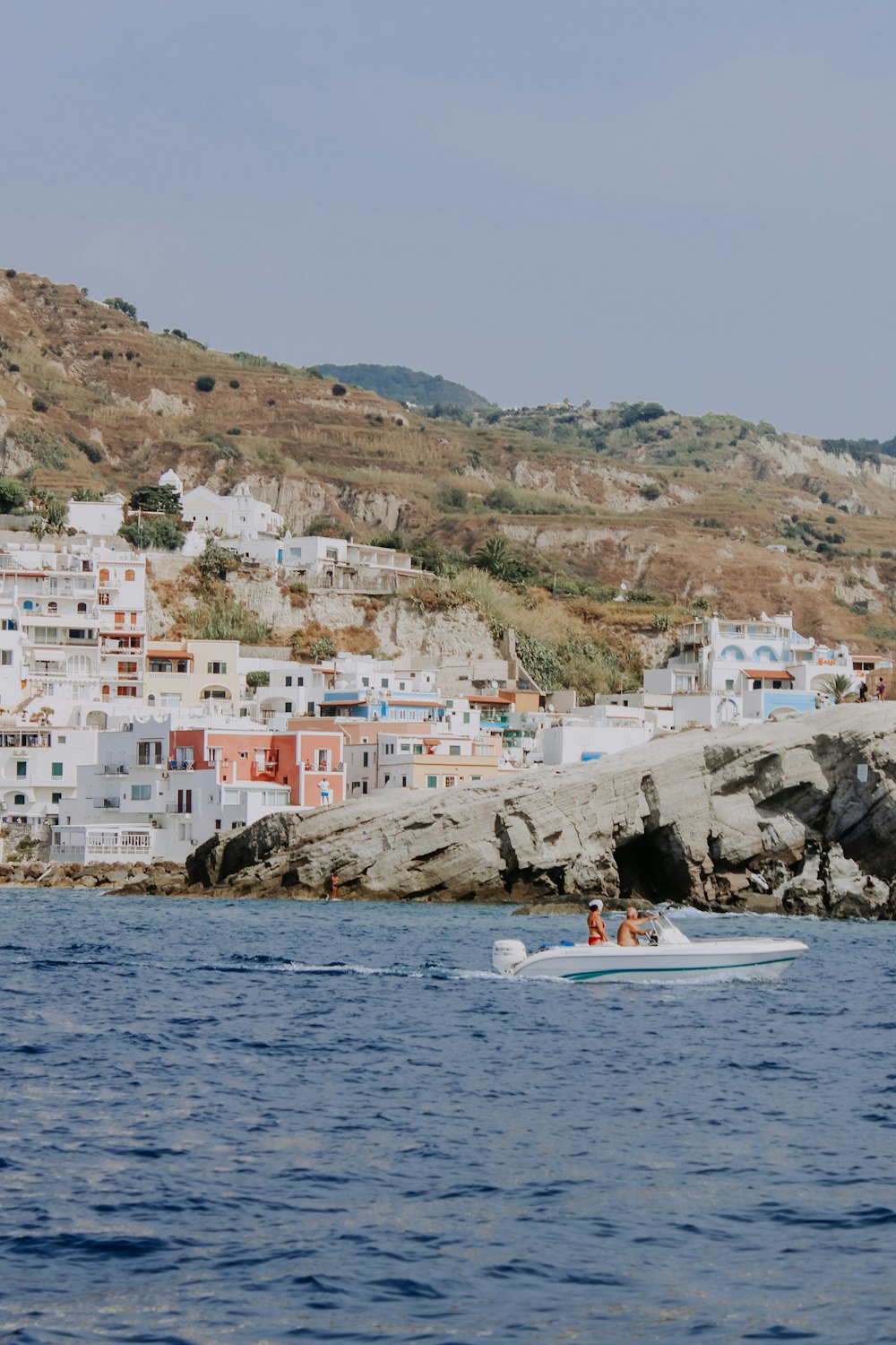 Una barca nell'acqua con una città sullo sfondo