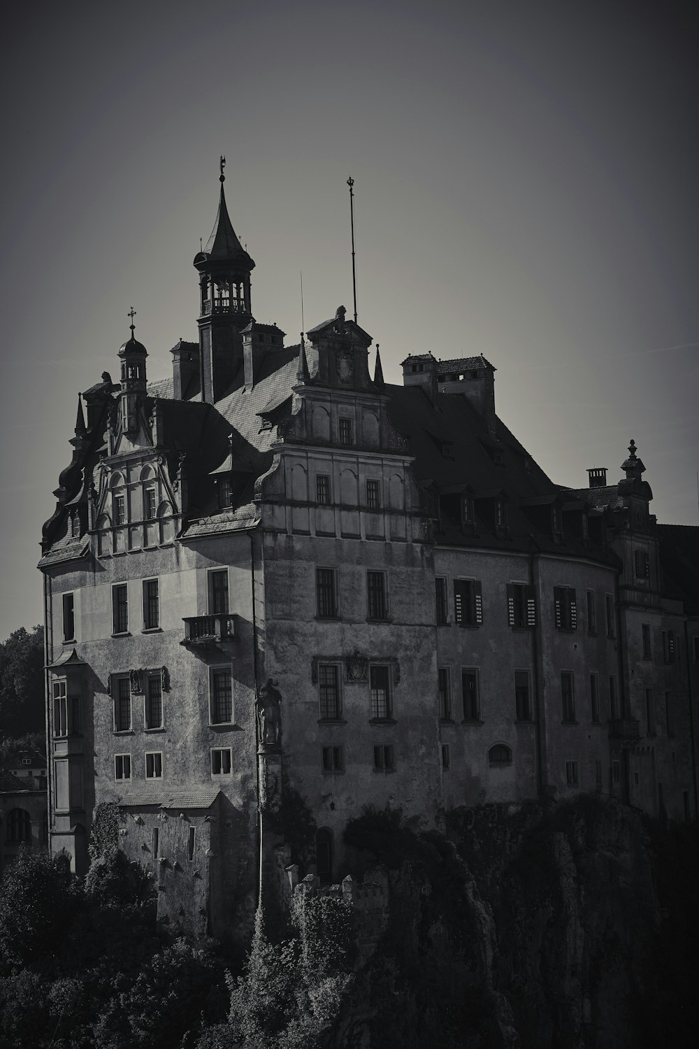 ein altes Gebäude mit einem Kirchturm darauf