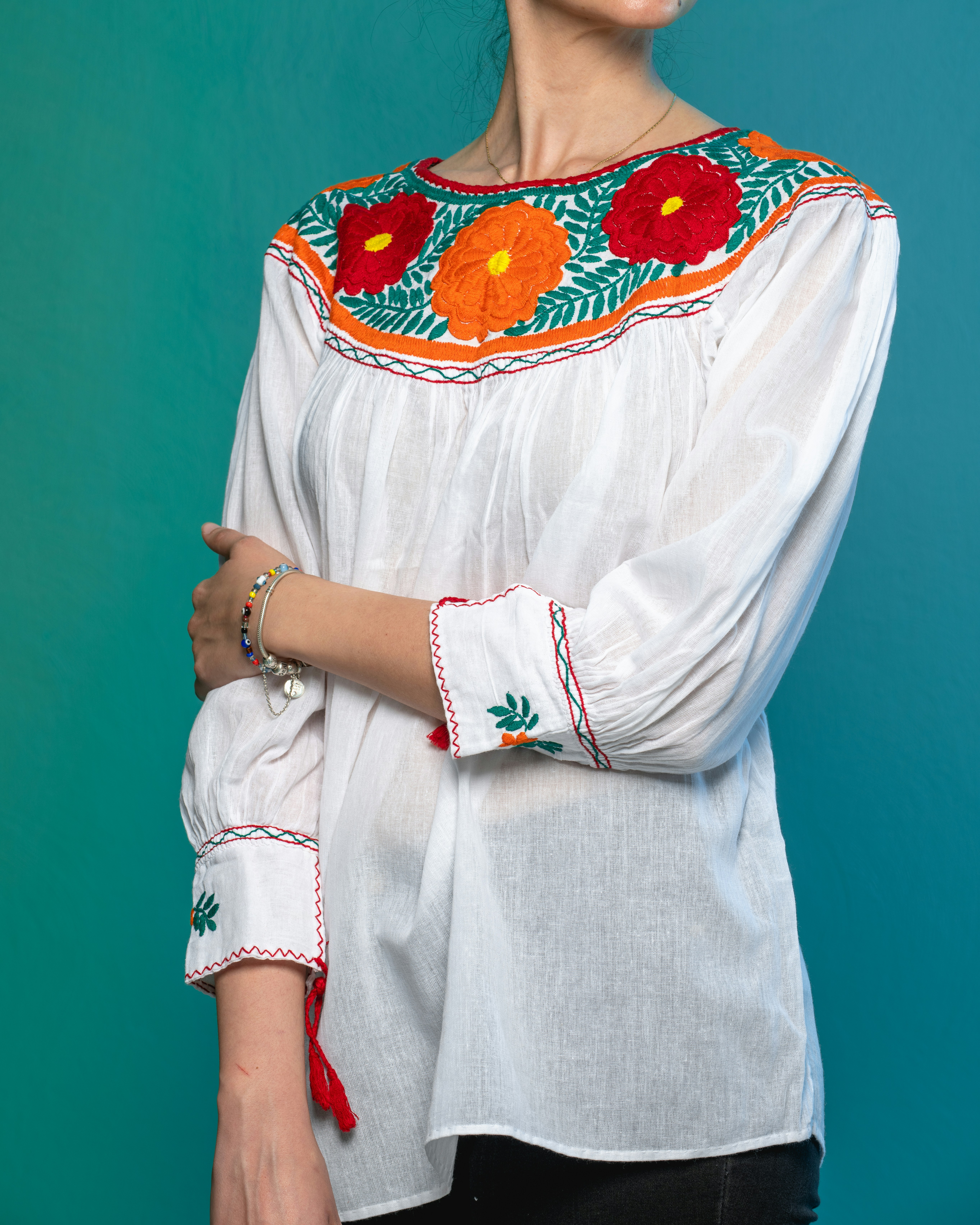 Una mujer con una blusa blanca y pantalones negros