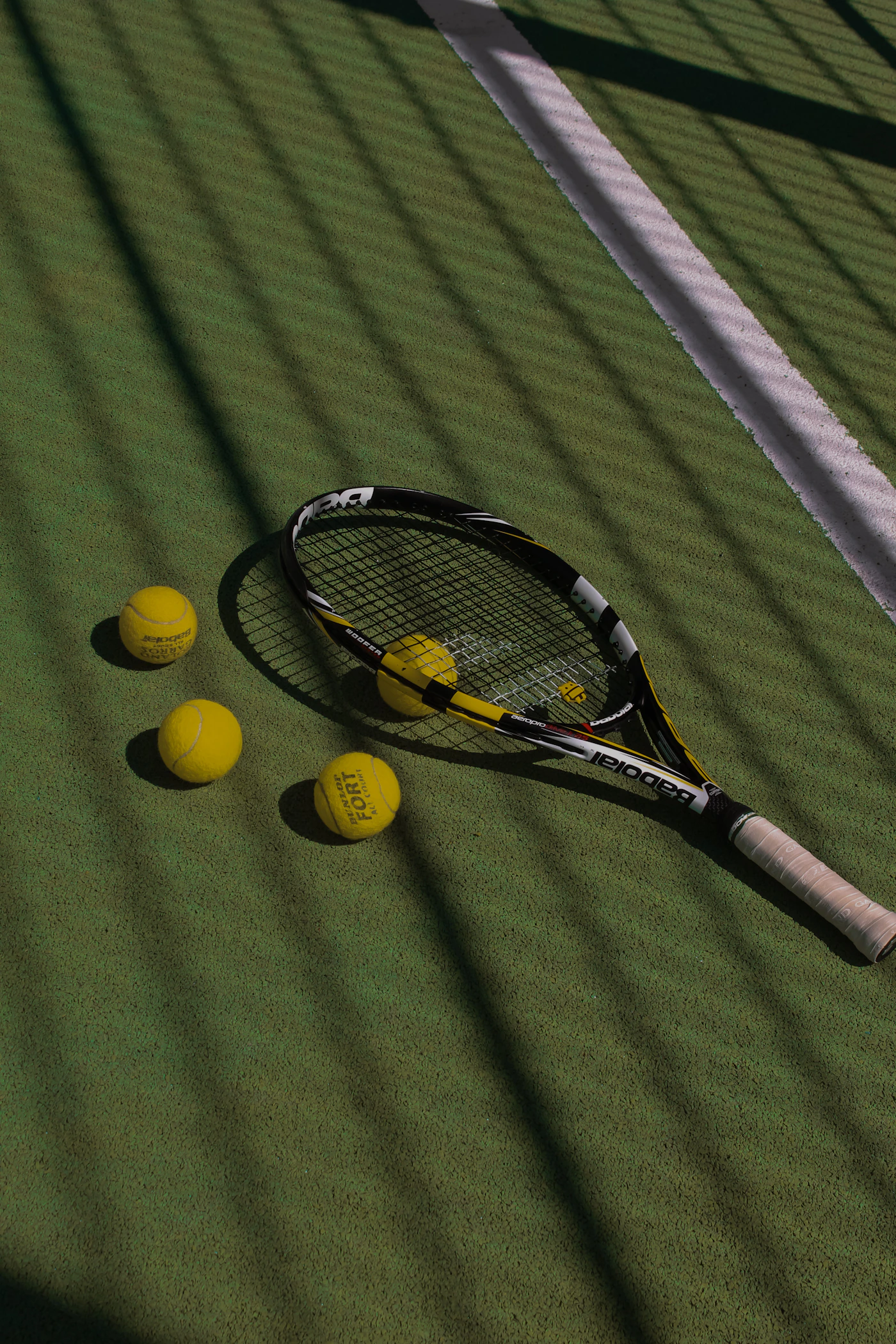 Tennisschläger und Tennisbälle auf einem Tennisplatz