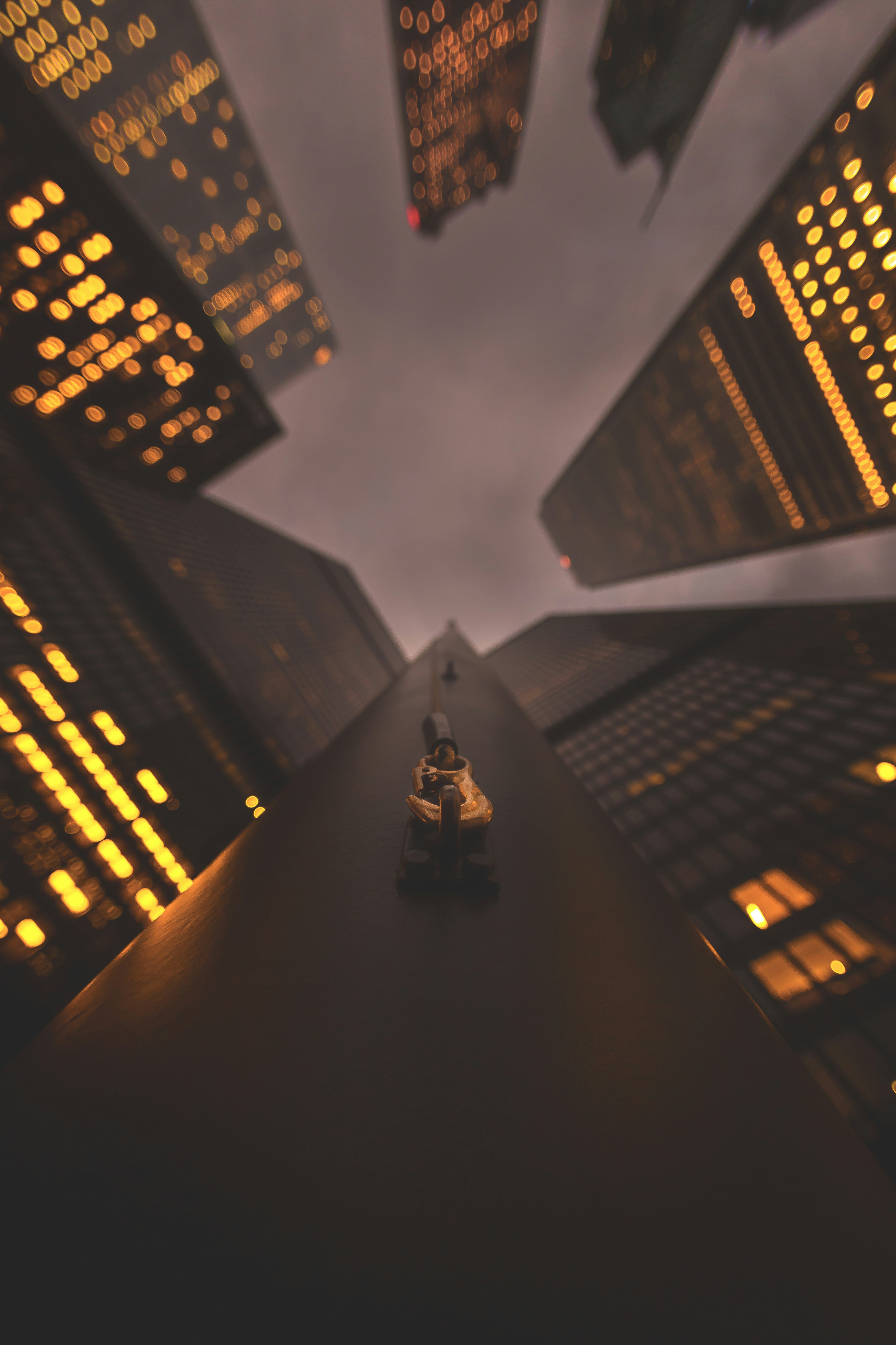 photo-1632756348898-92fa4202269e?ixid=M3wxMjA3fDB8MXxzZWFyY2h8MTl8fGJyb2tlciUyMGZvcmV4fGVufDB8fHx8MTc1NDE1MzgxOHww\u0026ixlib=rb-4.1.0