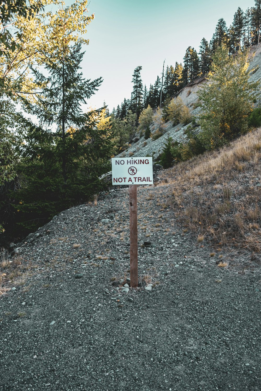 a sign that is on the side of a hill