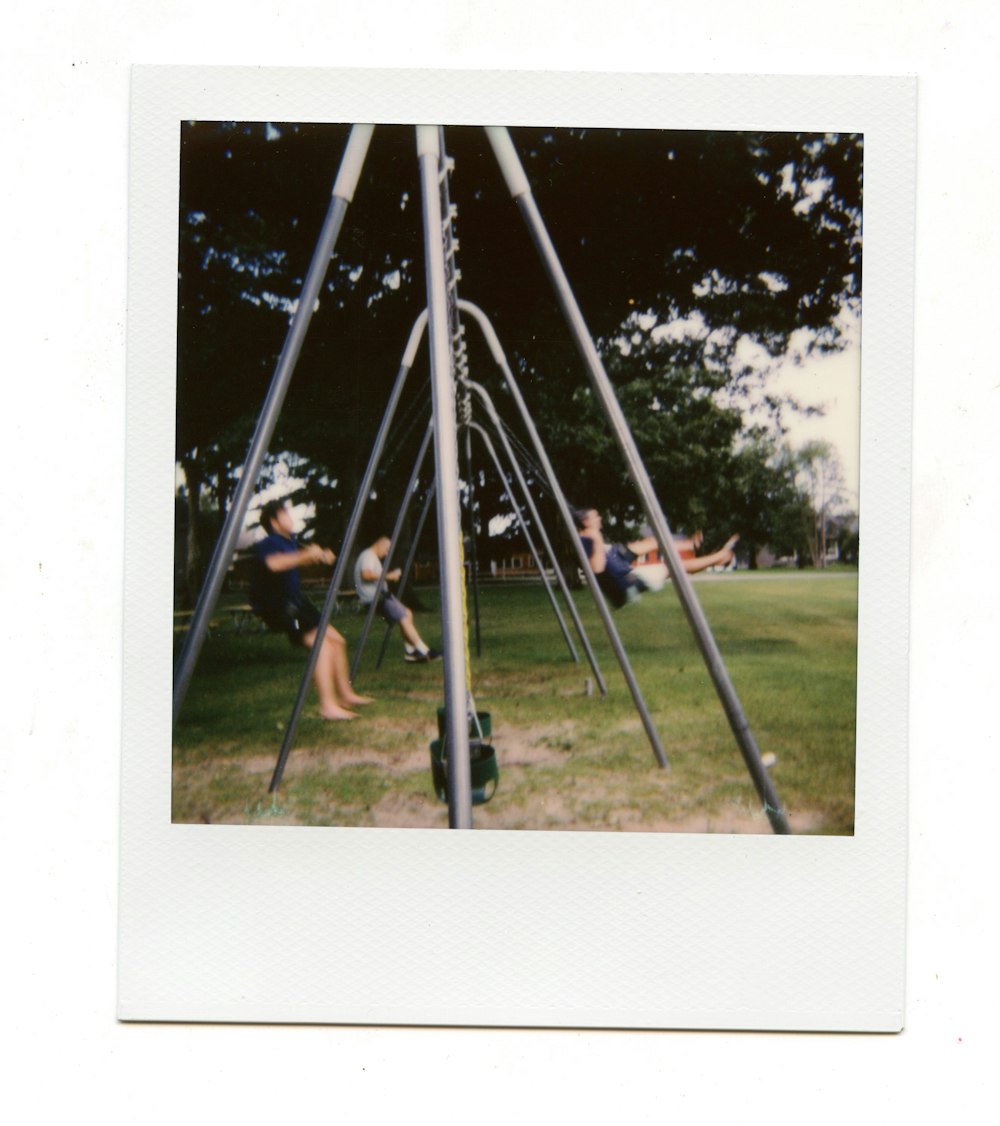 Una foto polaroid di un gruppo di persone in un parco giochi