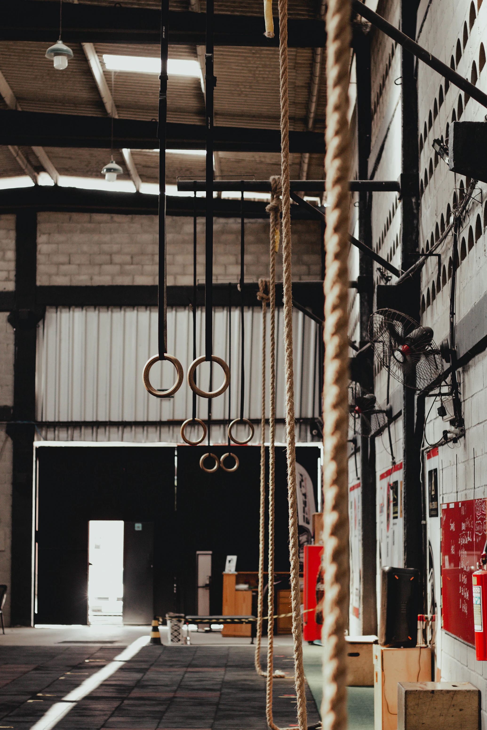 Box de crossfit com argolas e corda de escalada