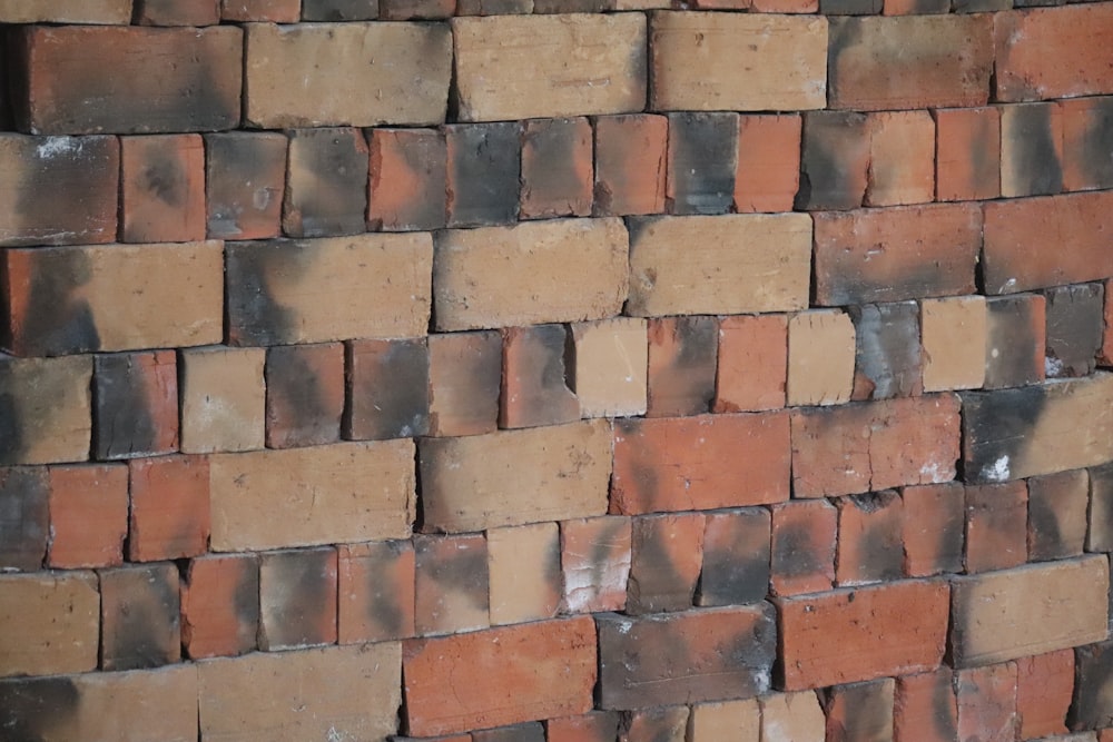 Un primo piano di un muro di mattoni fatto di mattoni