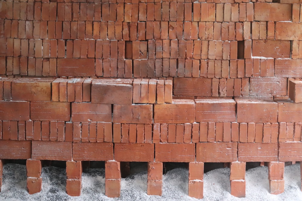 un tas de briques assis les uns à côté des autres