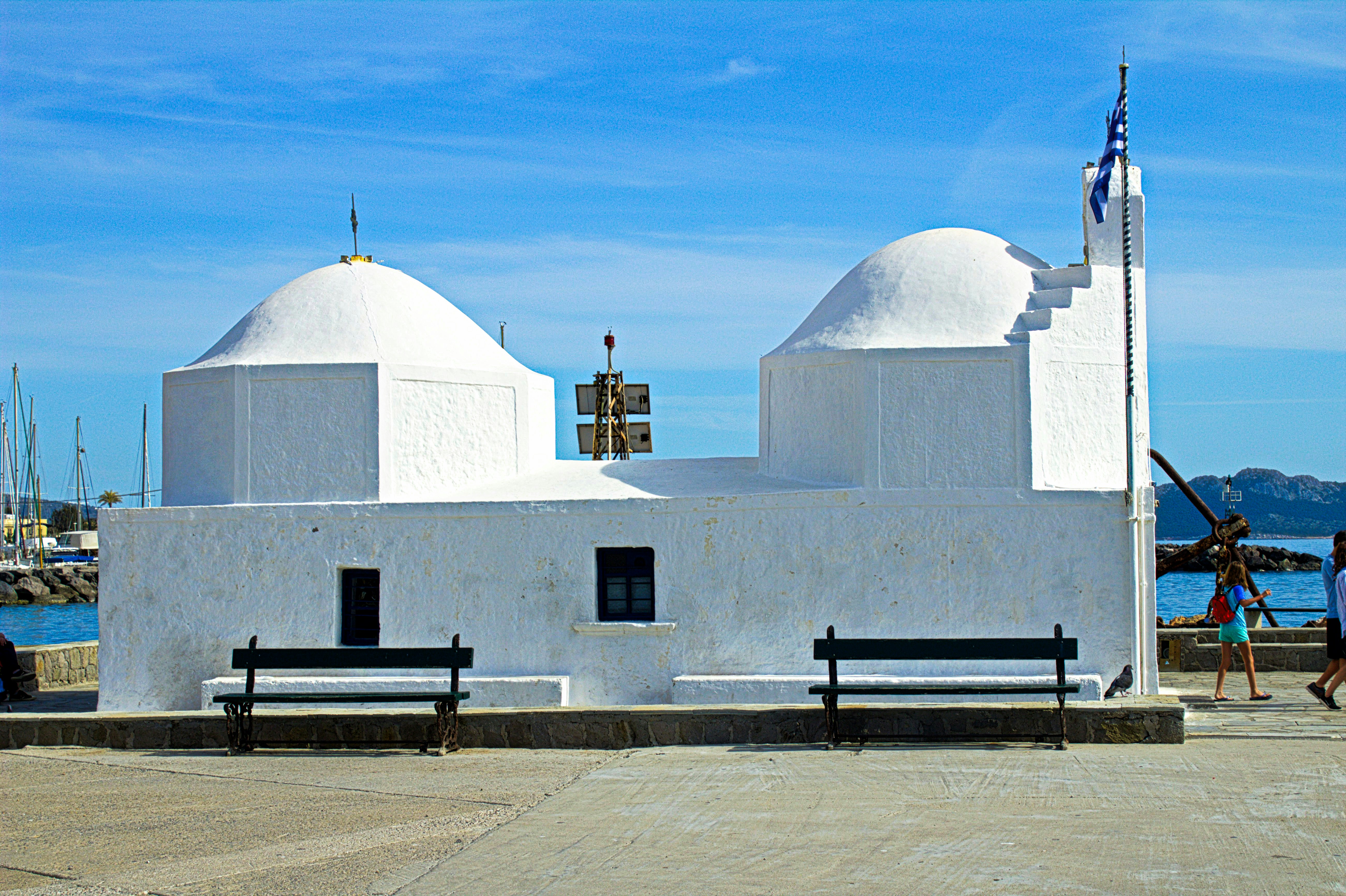 quelques bancs assis devant un bâtiment