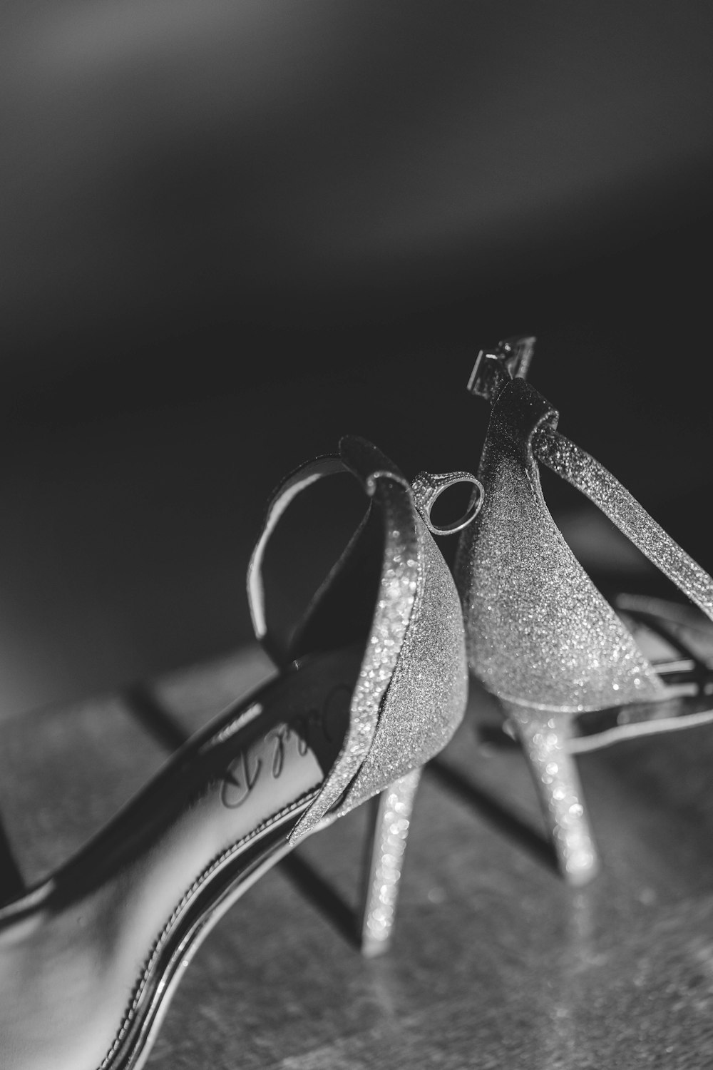 une paire de chaussures à talons hauts assises sur une table