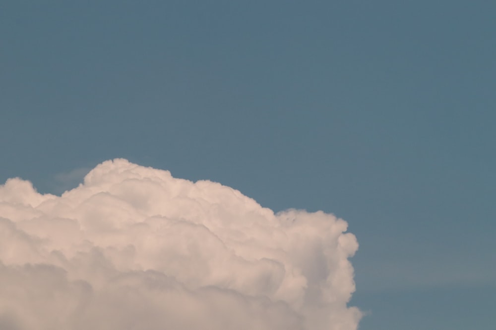 Un avión volando a través de un cielo lleno de nubes